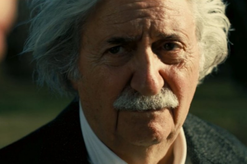 Albert Einstein diperankan oleh Tom Conti